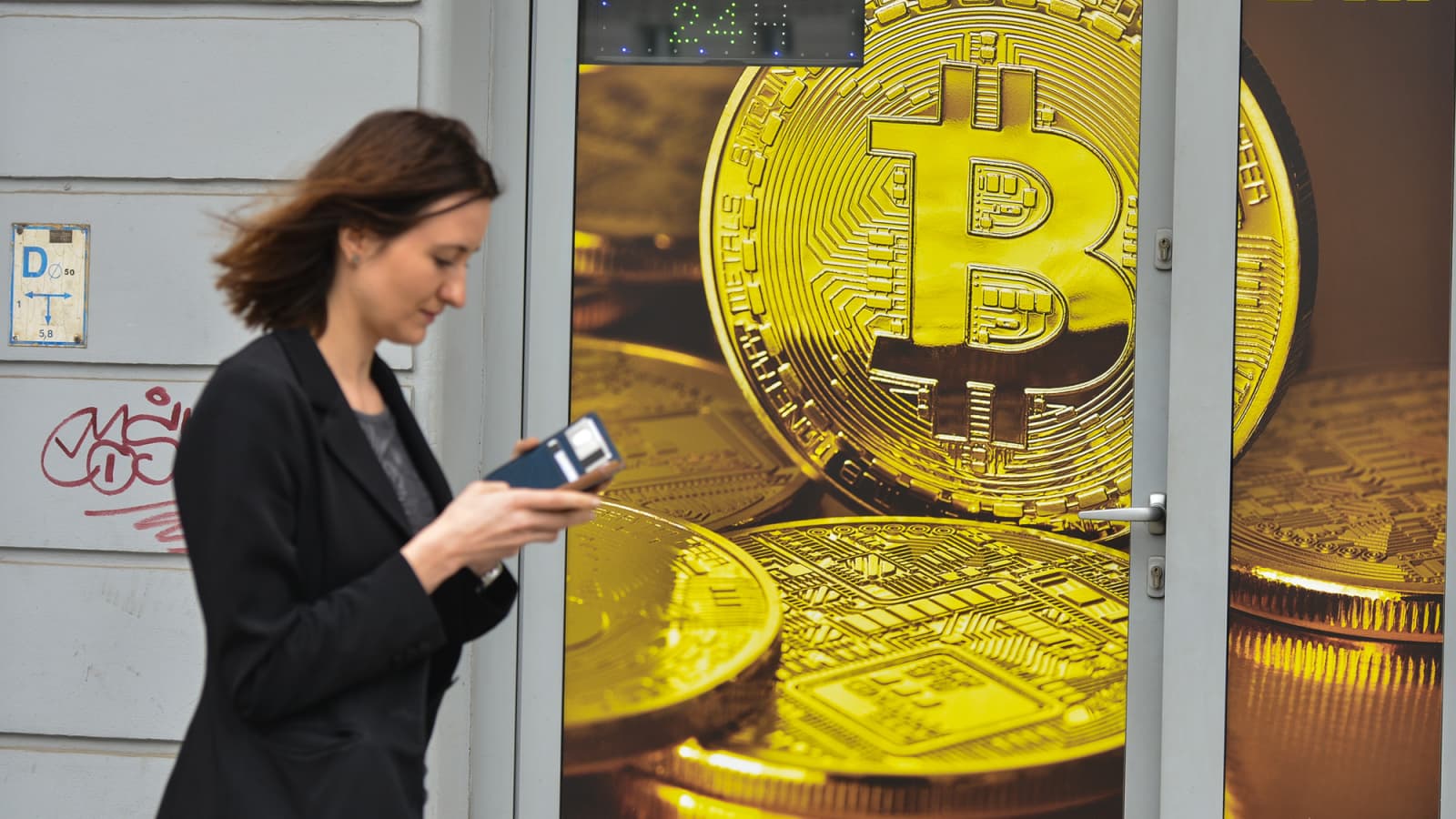 Bitcoin Steadies at $43,000: Market Awaits Next Move Amidst Economic Uncertainty